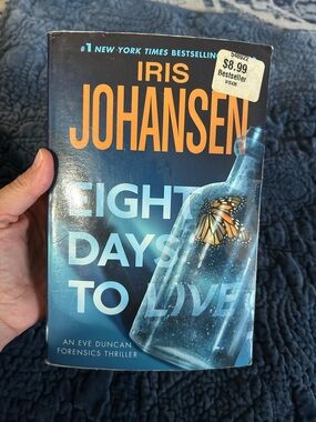 Iris Johansen "Eight Days to Live" Paperback - Blue